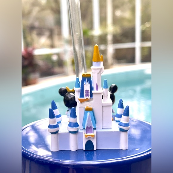 WDW 50th Anniversary collection.Mickey & Minnie Mouse w/ castle on tumbler’s lid - Picture 5 of 12